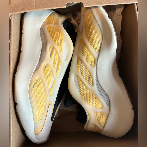 Yeezy 700 size 9 - Picture 3 of 9